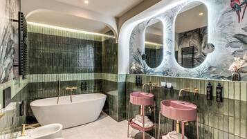 Suite | Salle de bain | Articles de toilette (gratuits), séchoir à cheveux, bidet, savon