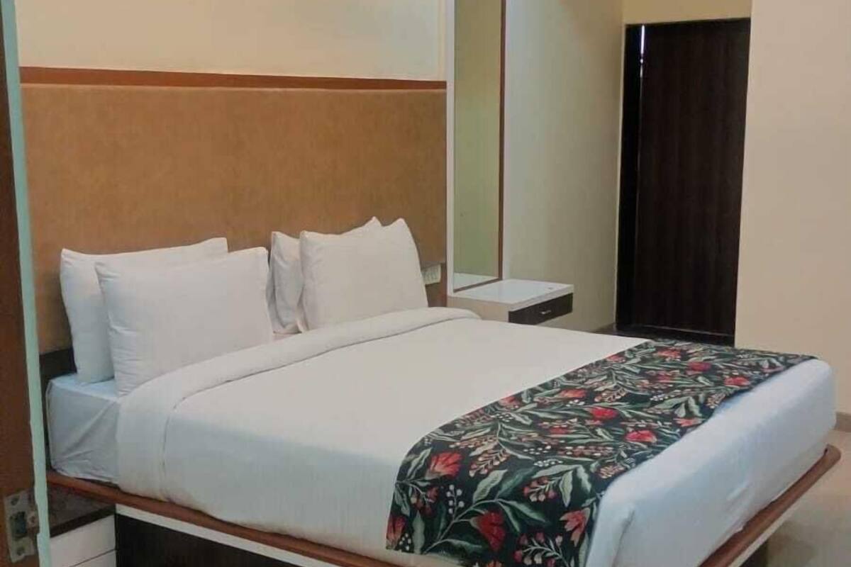Superior Room | Desk, WiFi (free), bed sheets