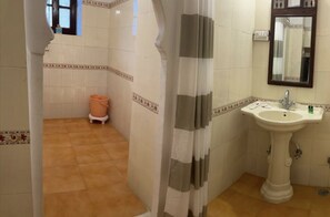Douche, sĂšche-cheveux, bidet, serviettes fournies