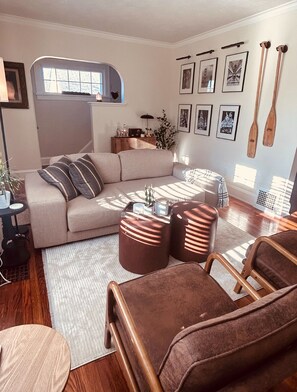 Smart TV - Charming 3-bedroom house with home office in the Kamms Corner neighborhood (Cleveland)