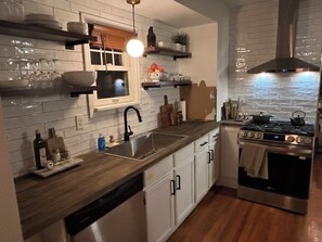 Microwave, oven, stovetop, dishwasher - Charming 3-bedroom house with home office in the Kamms Corner neighborhood (Cleveland)