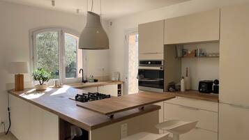 Een koelkast, een oven, een kookplaat, een vaatwasser