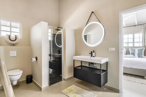 Shower, hair dryer, towels, soap - Detached Villa with private pool within walking distance to the beach & restaurants (Jan Thiel)
