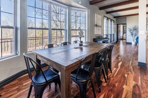 Dining - Velocity House: Stunning 4-bedroom Bella Vista Trailside retreat with Hot Tub (Bella Vista)