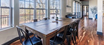 Velocity House: Stunning 4-bedroom Bella Vista Trailside retreat with Hot Tub