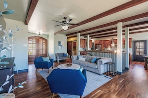 Smart TV, fireplace, video games, books - Velocity House: Stunning 4-bedroom Bella Vista Trailside retreat with Hot Tub (Bella Vista)