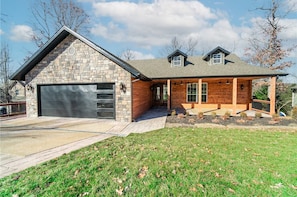 Exterior - Velocity House: Stunning 4-bedroom Bella Vista Trailside retreat with Hot Tub (Bella Vista)