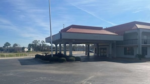 A gas station with a canopy, a clear sky, and a parking lot. - Studio 6 Montgomery, Al – Eastern Blvd. (Montgomery)