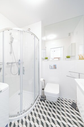 Apartment, Kitchenette, Courtyard View | Bathroom | Shower, hair dryer, towels, soap - POSESJA KAPITAŃSKA - Apartamenty Eden (Grzybowo)