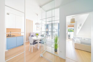 公寓, 简易厨房, 庭院景观 | 1 多间卧室、客房内保险箱、笔记本电脑工作区、遮光窗帘