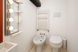 Family Apartment | Bathroom | Free toiletries, towels, soap, shampoo - Casa Milano  -  Designer's Rhapsody (Milan)