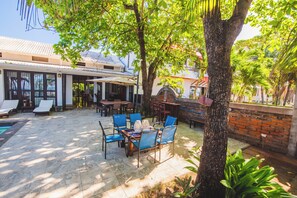 Outdoor dining - 4-bedroom house in delightful León with AC (León)