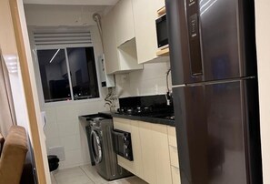 Frigorifero, microonde, piano cottura, pentole/stoviglie/utensili