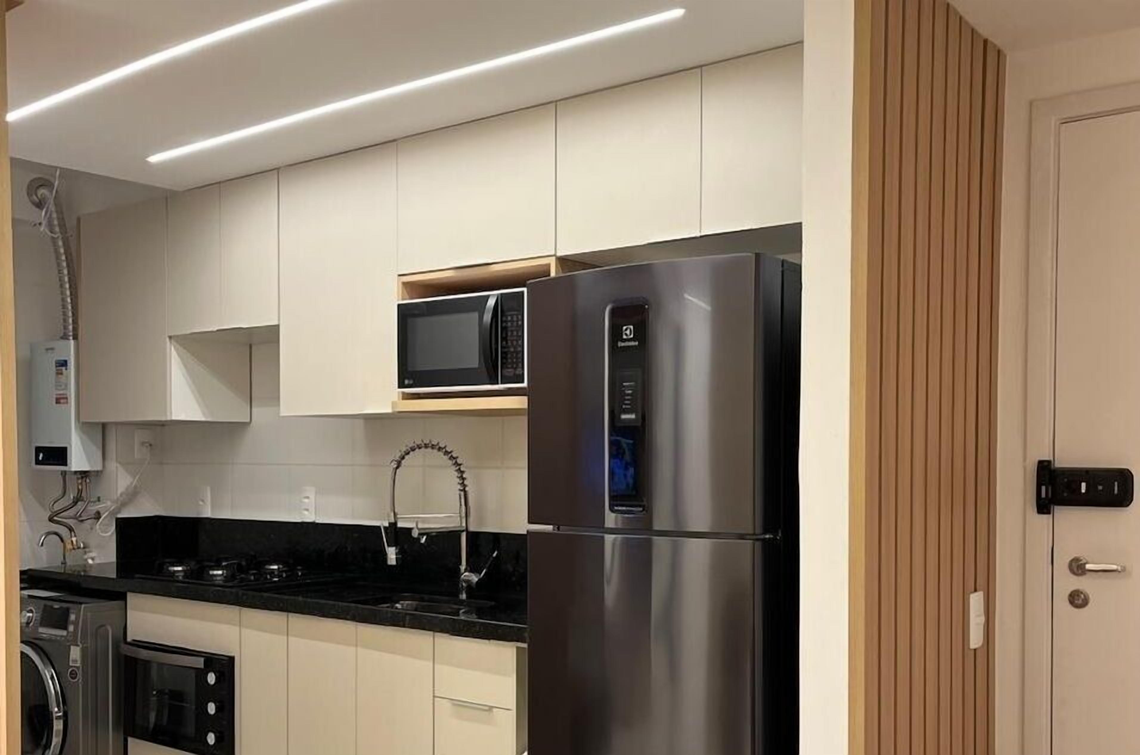 Kjøleskap, mikrobølgeovn, kokeplater og kjøkkenutstyr