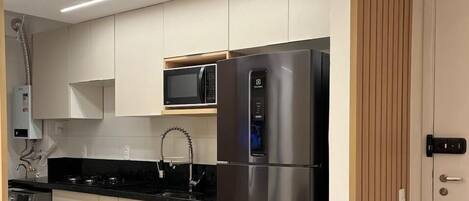 Kjøleskap, mikrobølgeovn, kokeplater og kjøkkenutstyr