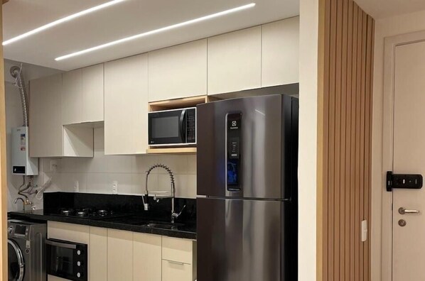 Fridge, microwave, stovetop, cookware/dishes/utensils - Barra Olympic, RioCentro, Barra Olympic, Farmasi Arena, Jacarepaguá&Jeunesse Arena (Jacarepaguá Rio de Janeiro)