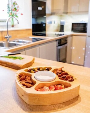 Frigorífico, microondas, horno y placa de cocina