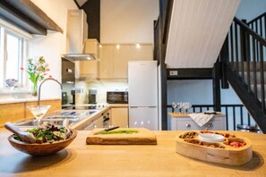 Køleskab, mikrobølgeovn, ovn, kogeplade