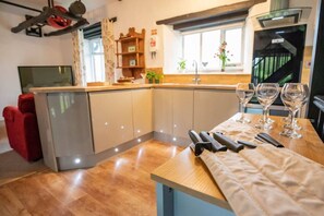 Køleskab, mikrobølgeovn, ovn, kogeplade