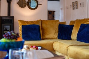Smart TV, fireplace - Bligh - cosy cottage near Crackington Haven (Cornwall)