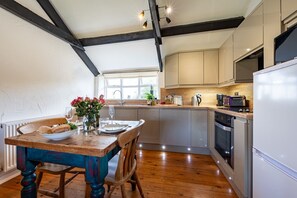 Coffee/tea maker, fridge, microwave, oven - Bligh - cosy cottage near Crackington Haven (Cornwall)