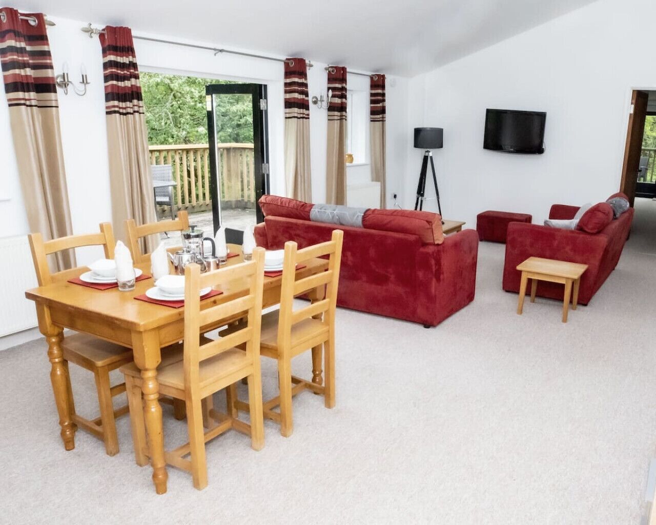 Smart-tv och eldstad