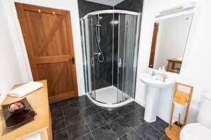 Shower, hair dryer, towels - Warner - Treworgie Barton Cottages (Cornwall)