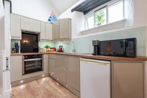 Wasserkocher mit Kaffee-/Teezubehör, Kühlschrank, Mikrowelle, Ofen