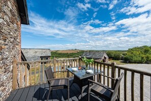 Outdoor dining - Butterwell - Treworgie Barton Cottages (Cornwall)