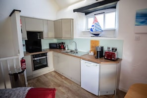 Køleskab, mikrobølgeovn, ovn, kogeplade