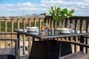 Outdoor dining - Butterwell - Treworgie Barton Cottages (Cornwall)