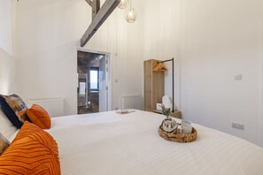 4 habitaciones, tabla de planchar con plancha, cuna de viaje y wifi 