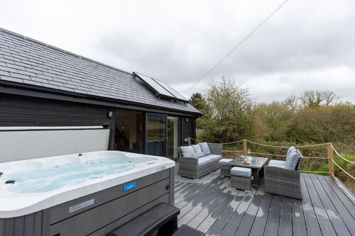 Manor a spacious modern cottage for families or groups