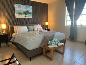 2 dormitorios, caja fuerte, escritorio y tabla de planchar con plancha