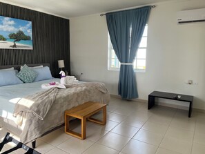 2 bedrooms, in-room safe, desk, iron/ironing board