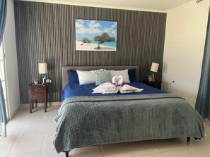 2 soveværelser, pengeskab på værelset, skrivebord, strygejern/strygebræt