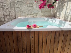 Tina de hidromasaje al aire libre