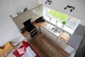 Fridge, microwave, oven, stovetop - Trespaddick - Treworgie Barton Cottages (Cornwall)
