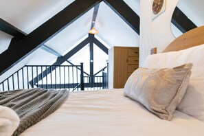 2 bedrooms, iron/ironing board, WiFi, bed sheets - Trespaddick - sleeps 3 guests in 2 bedrooms (Bude)