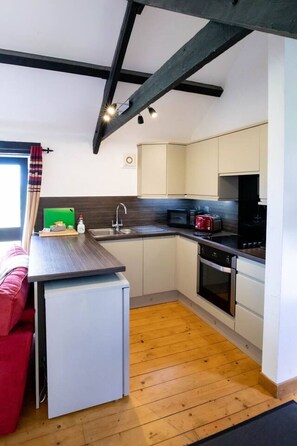 Køleskab, mikrobølgeovn, ovn, kogeplade