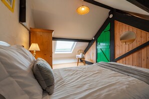 3 bedrooms, iron/ironing board, travel cot, WiFi