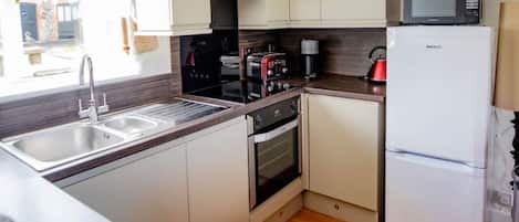 Køleskab, mikrobølgeovn, ovn, kogeplade