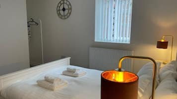 6 bedrooms, iron/ironing board, WiFi, bed sheets