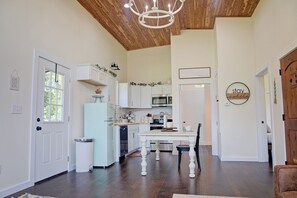 Geladeira, micro-ondas, fogão, cooktop