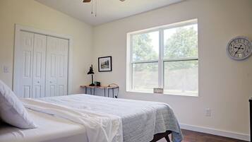 1 bedroom, desk, iron/ironing board, free WiFi