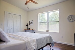 1 sovrum, skrivbord, strykjärn/strykbräda och gratis wi-fi