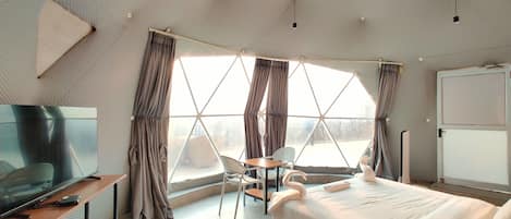 Luxury Room | Desk, soundproofing, iron/ironing board, free WiFi