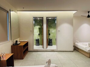 Comfort Studio | Desk, soundproofing, iron/ironing board, free WiFi - Wild heaven Glamping And Resort Saputara (Ahwa)