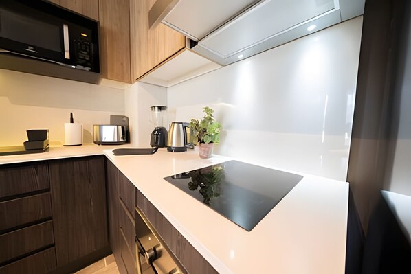 Kühlschrank, Mikrowelle, Ofen, Wasserkocher mit Kaffee-/Teezubehör