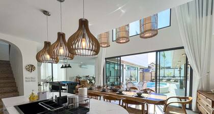 7 Bedroom Luxury Villa near Golf Courses. Pool w/ Jacuzzi